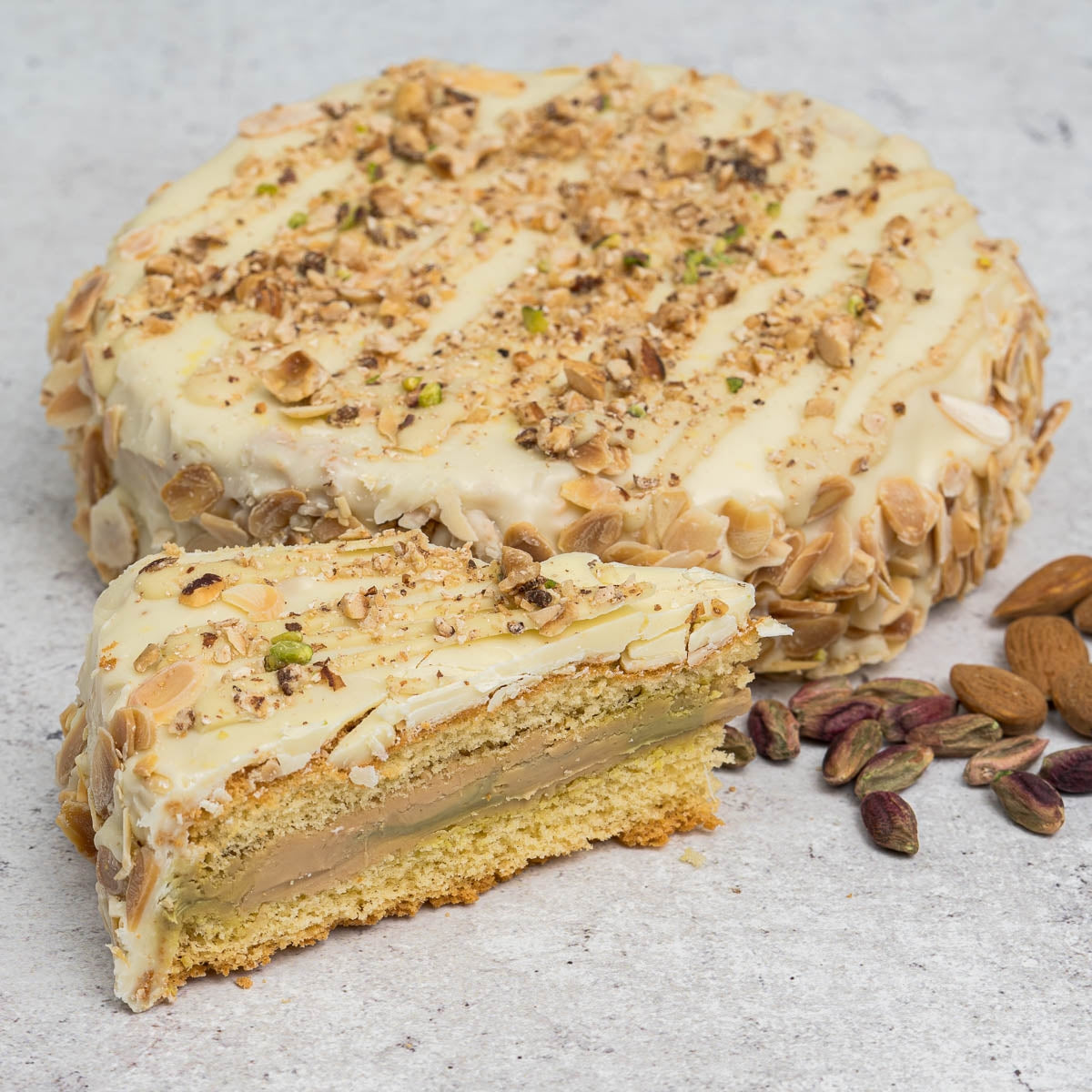 Torta con mandorle, nocciole e pistacchi 600g