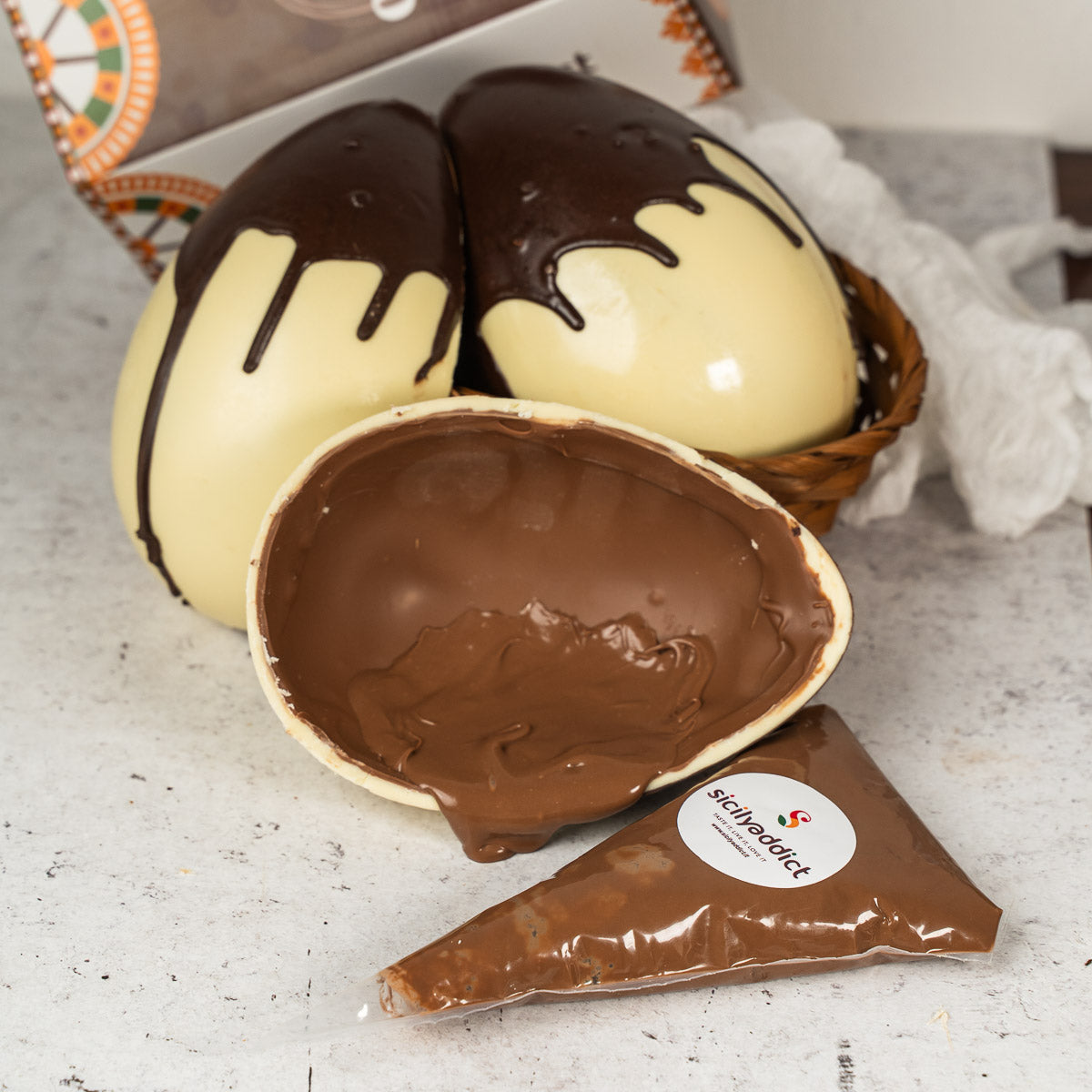 Uovo di Pasqua artigianale ai tre cioccolati 350g + sac a poche cioccolato 150g