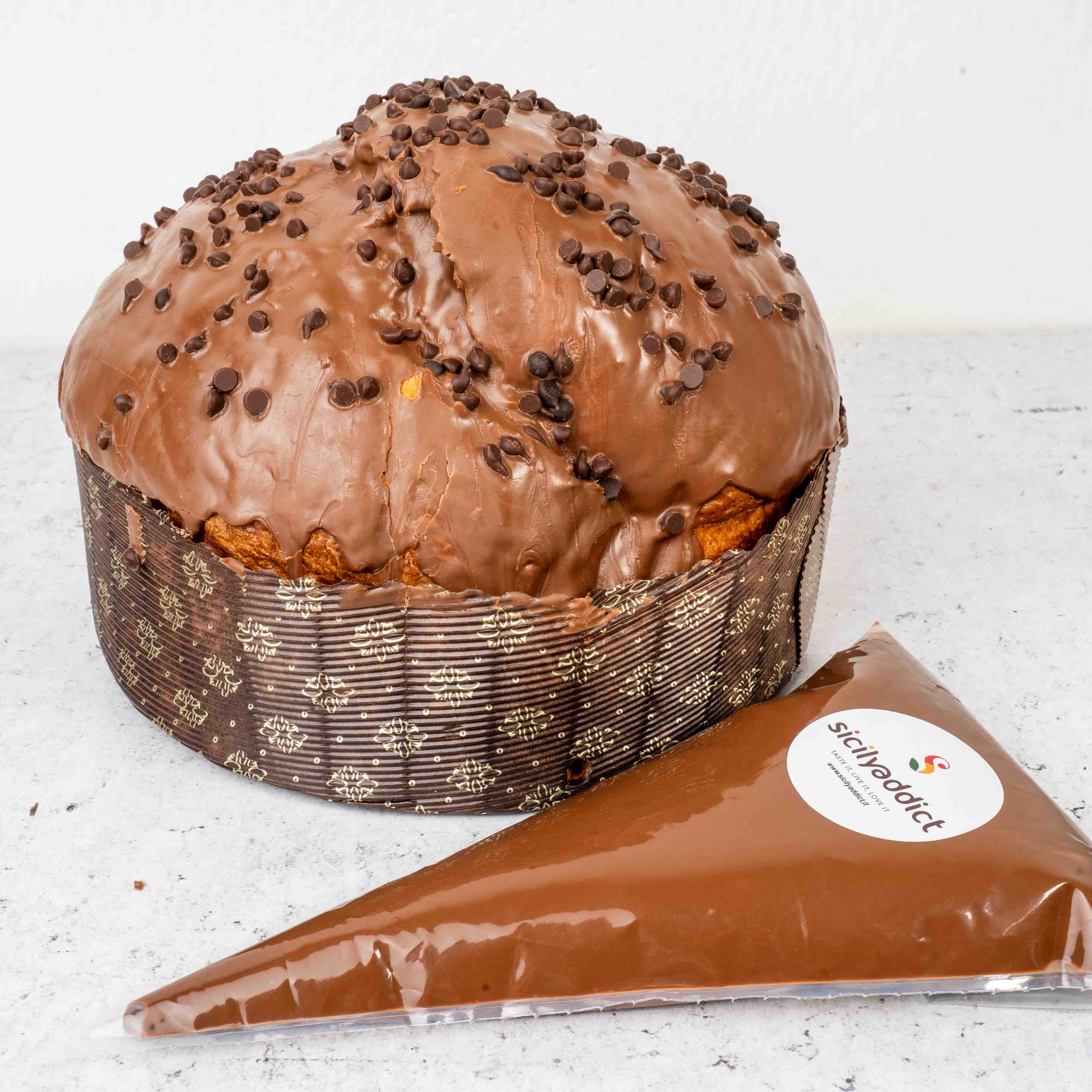 Panettone artigianale al cioccolato al latte 1kg con crema al cioccolato in sac a poche da 200g