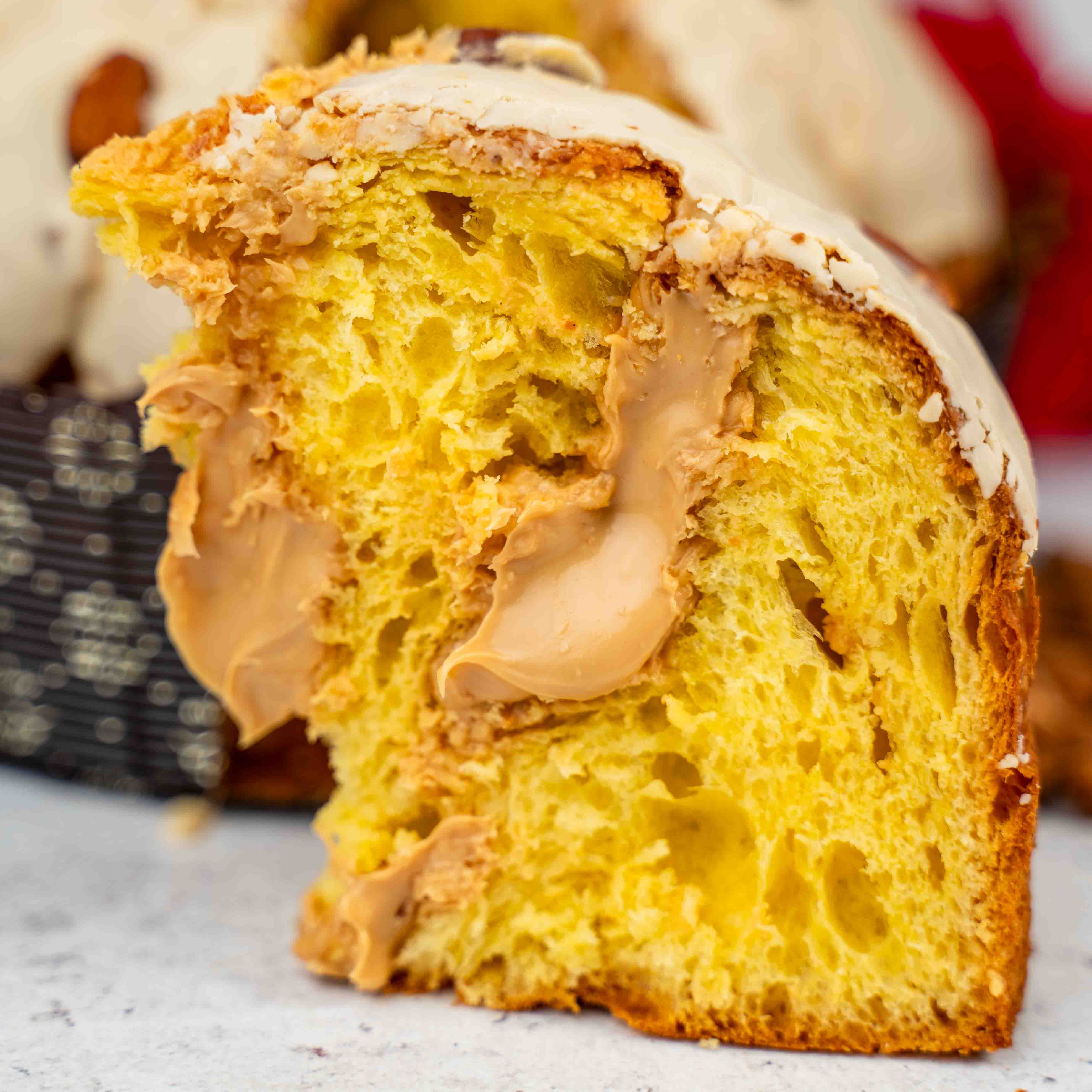Panettone artigianale alle mandorle 1kg con crema alla mandorla in sac a poche da 200g