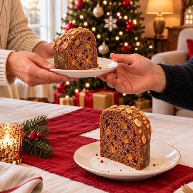 Panettoncino Caramello, Cioccolato e arachidi servito su una tavola apparecchiata per Natale.