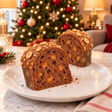 Panettoncino Caramello, Cioccolato e arachidi con una fetta in primo piano, accanto al dolce intero.