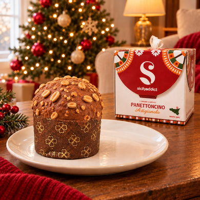 Panettoncino Caramello, Cioccolato e arachidi accanto alla confezione regalo.