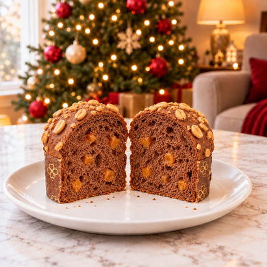Panettoncino Caramello, Cioccolato e arachidi tagliato per mostrare l’interno dell’impasto.