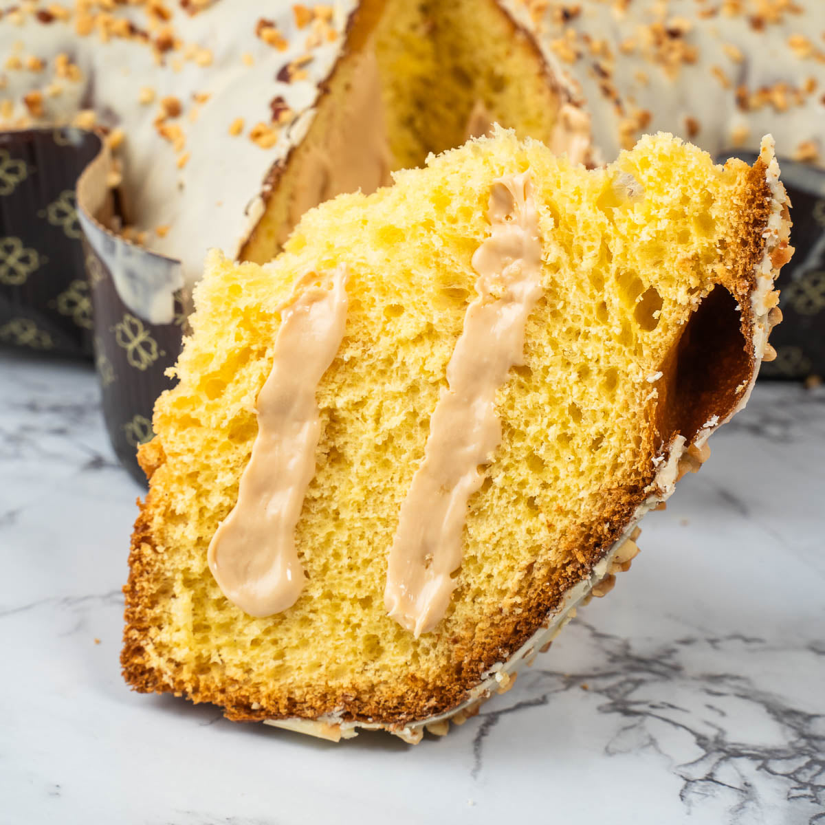 Colomba artigianale alla nocciola 1kg con crema alla nocciola in sac a poche