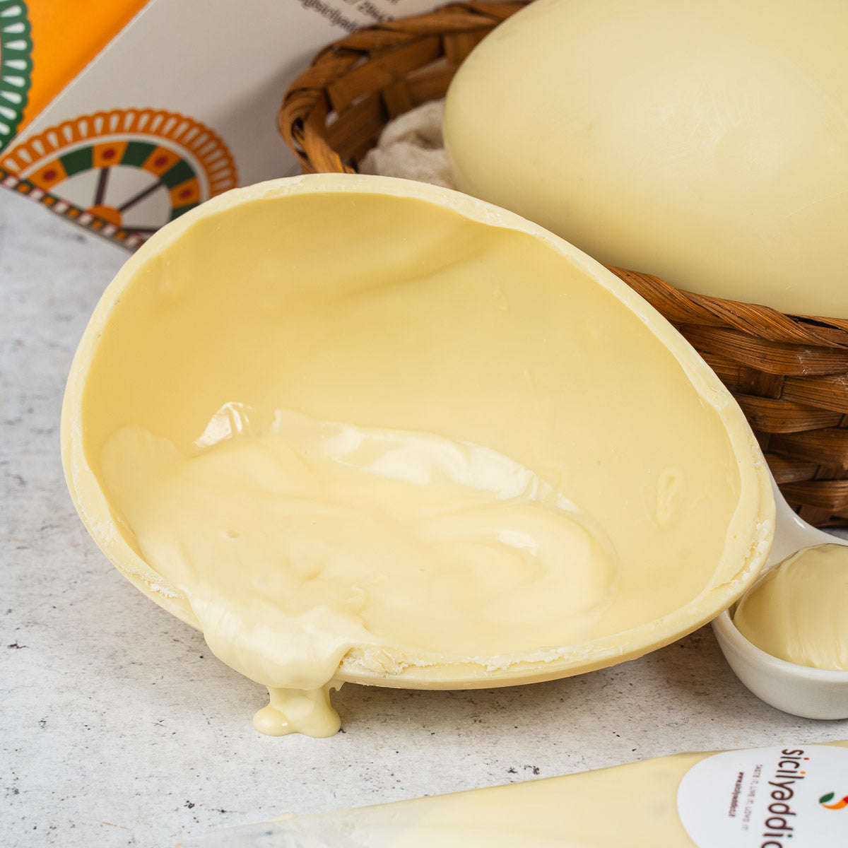 Uovo di Pasqua artigianale al cioccolato bianco CiokoLak 350g