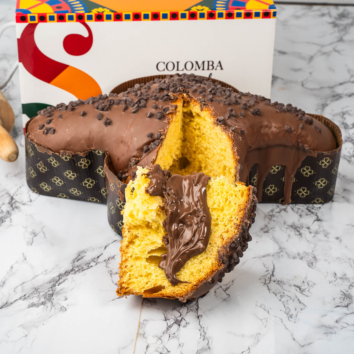 Colomba artigianale al cioccolato al latte 1kg con crema al cioccolato in sac a poche